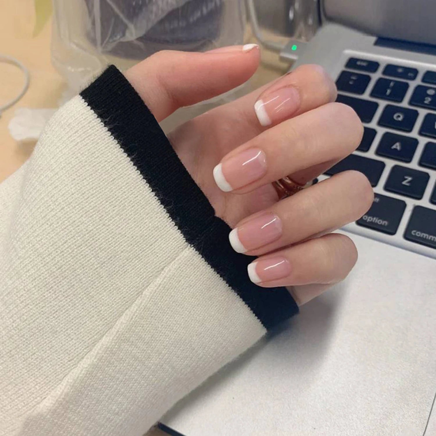 Hnewly 24Pcs Naked Pink French White Side False Nails Short Simple Nail Beauty Press on Fake Nails Full Cover Artificial Nails Tips