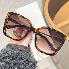 Lunivop  1pc Women's Large Square Frame Fashion Sunglasses - Stylish Gradient Purple Lens with Tortoiseshell Pattern