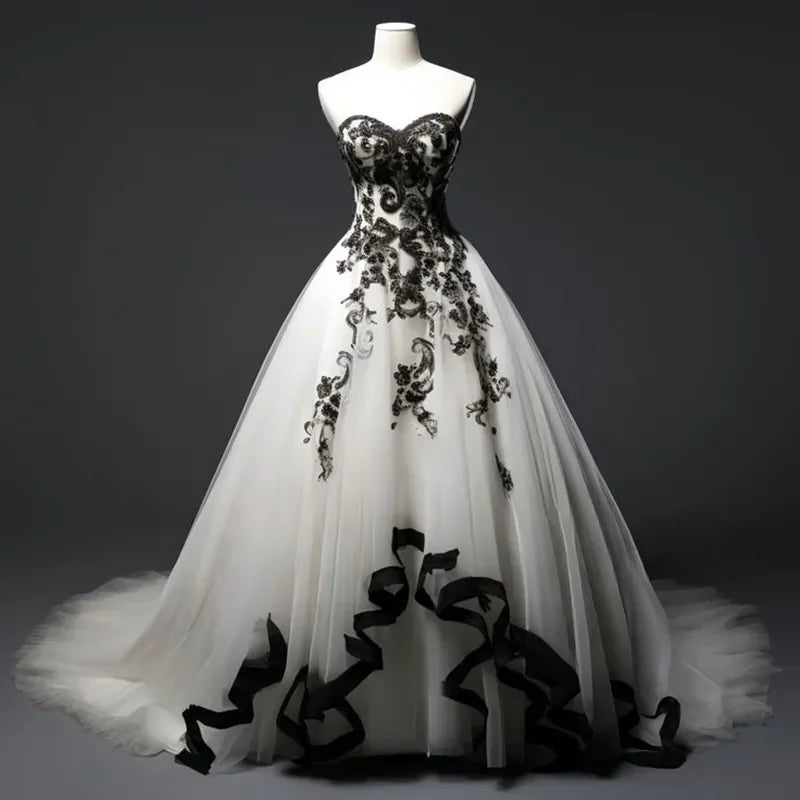 Hnewly  Gothic Wedding Dresses Lace Appliques Black White Vintage Bridal Gowns Sweetheart Sleeveless Tulle Robe De Mariee customsized