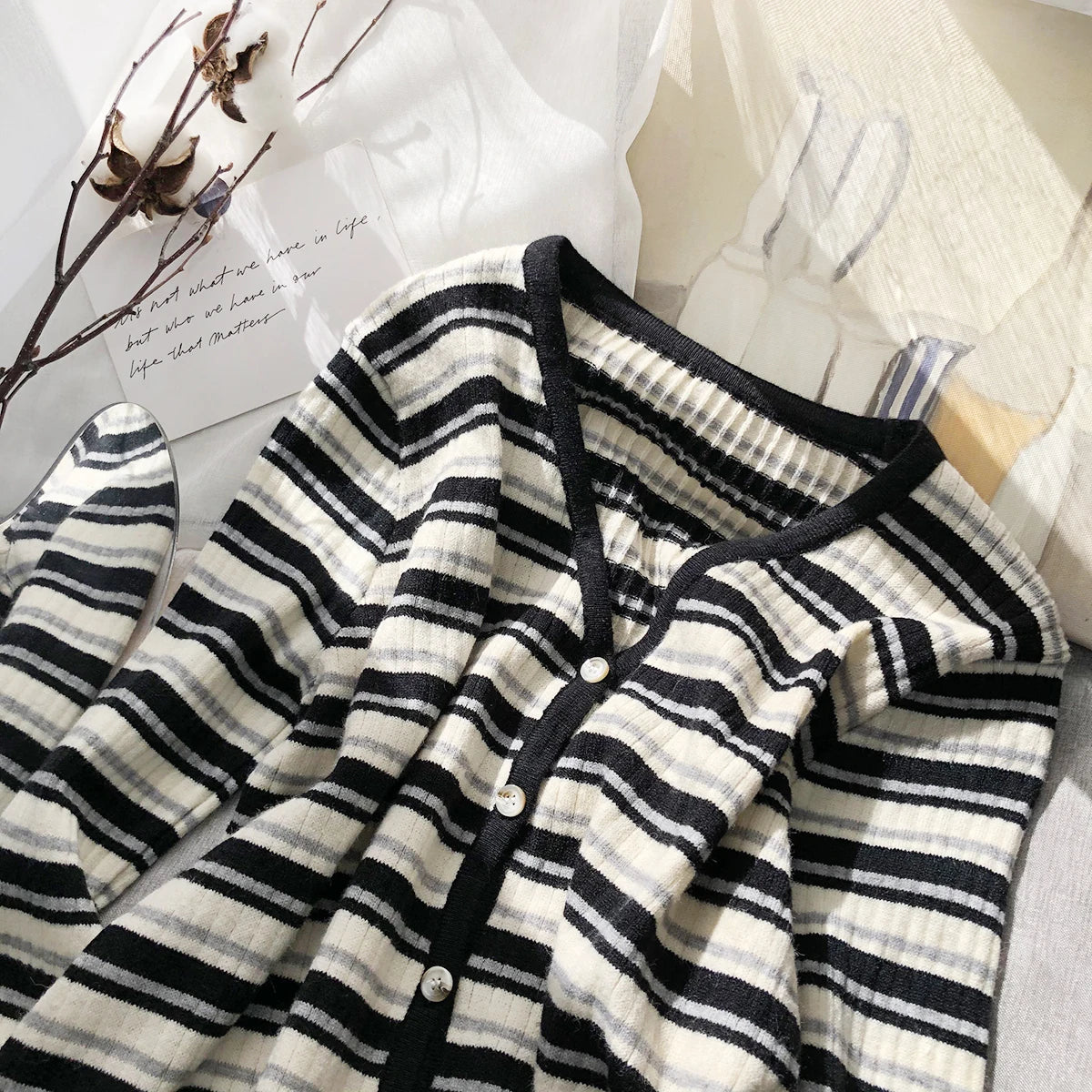 Hnewly  Women's Retro Striped Sweater Korean V-neck Contrasting Spring Autumn Long Sleeved Knitted Cardigan Coat  All-Matchded Loose Top