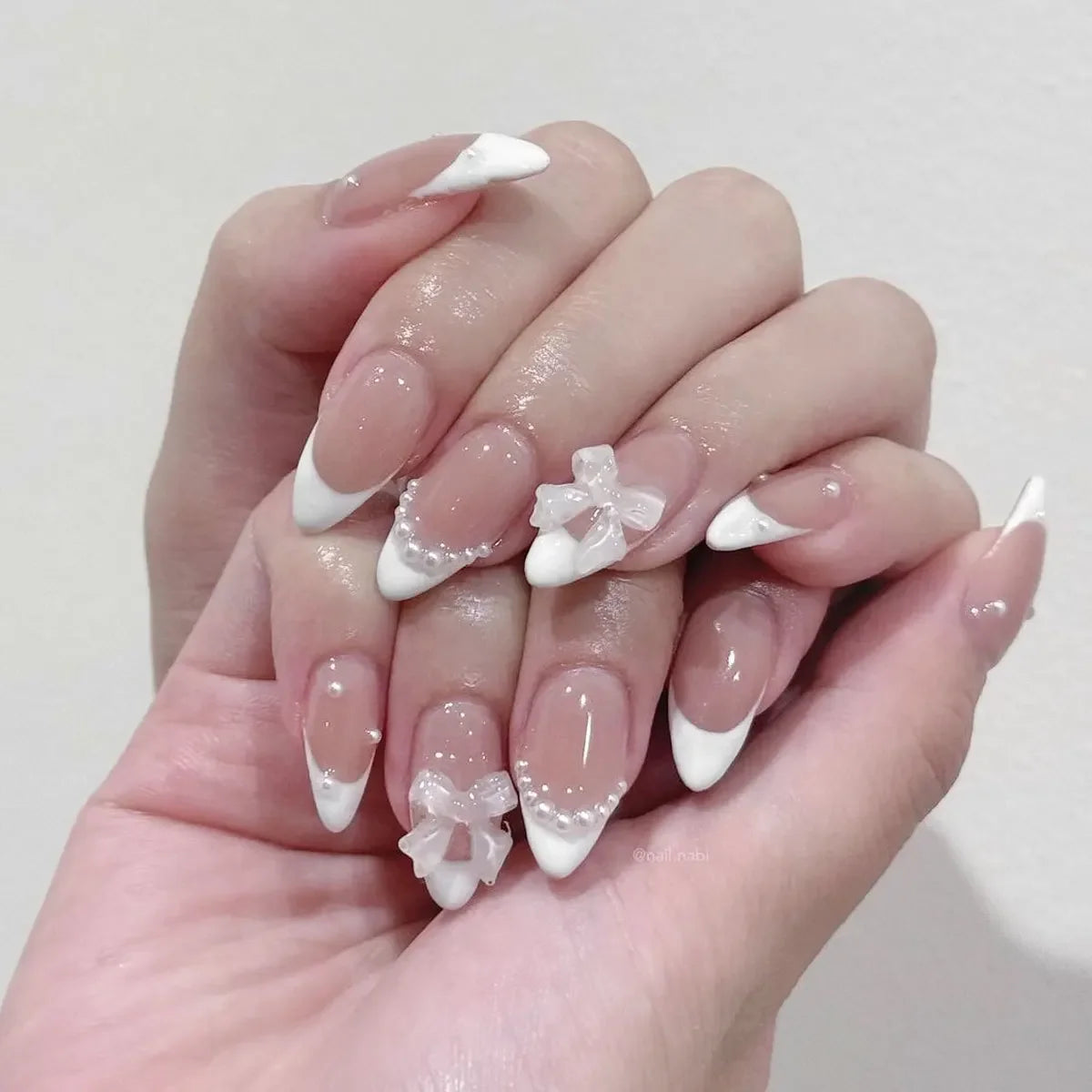 Hnewly 24Pcs Elegant Black Almond Press-On Nail With Pearl Heart&Bow Accents-Glossy Finish Short Length Removable False Nails For Women