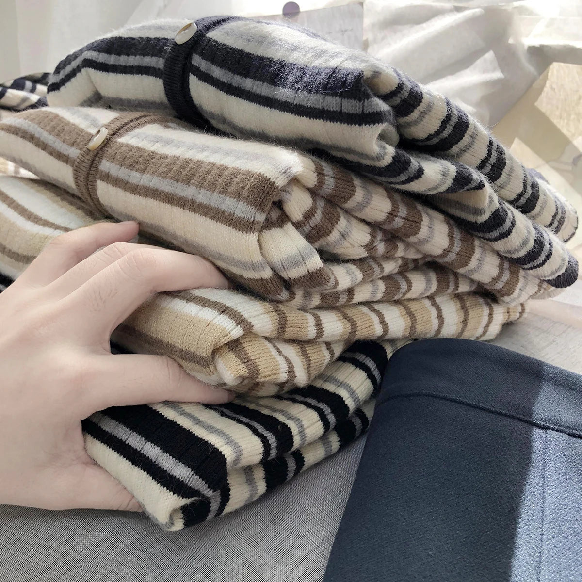 Hnewly  Women's Retro Striped Sweater Korean V-neck Contrasting Spring Autumn Long Sleeved Knitted Cardigan Coat  All-Matchded Loose Top