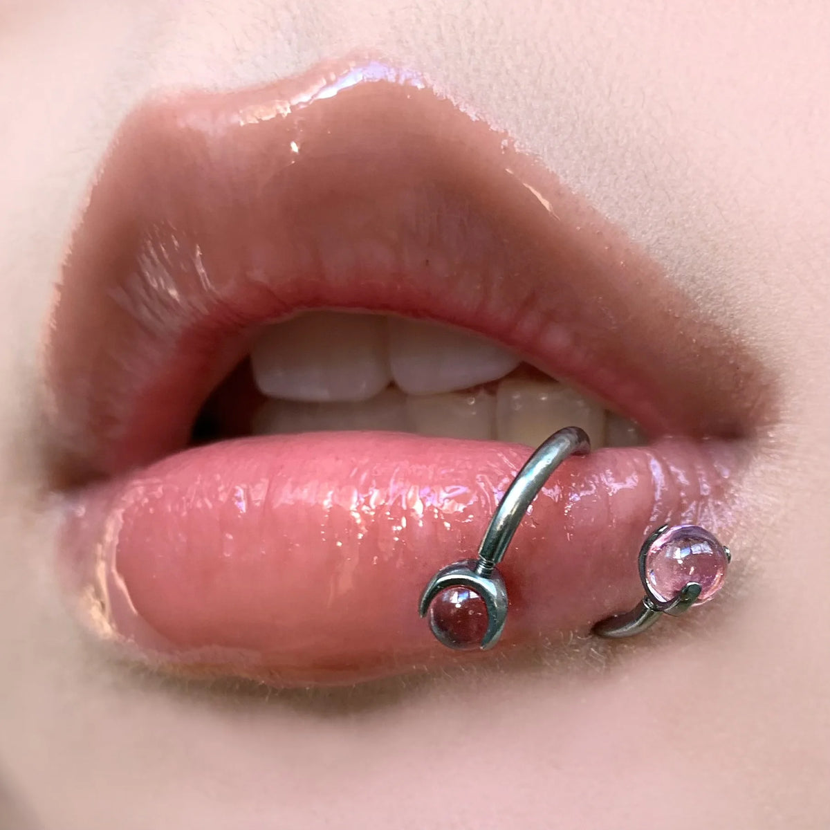 Hnewly  Transparent Multi-Color Beaded S-Shaped Titanium Steel Internal Thread Labret Stud S-Ring Niche Edgy Girl Piercing Jewelry Gift